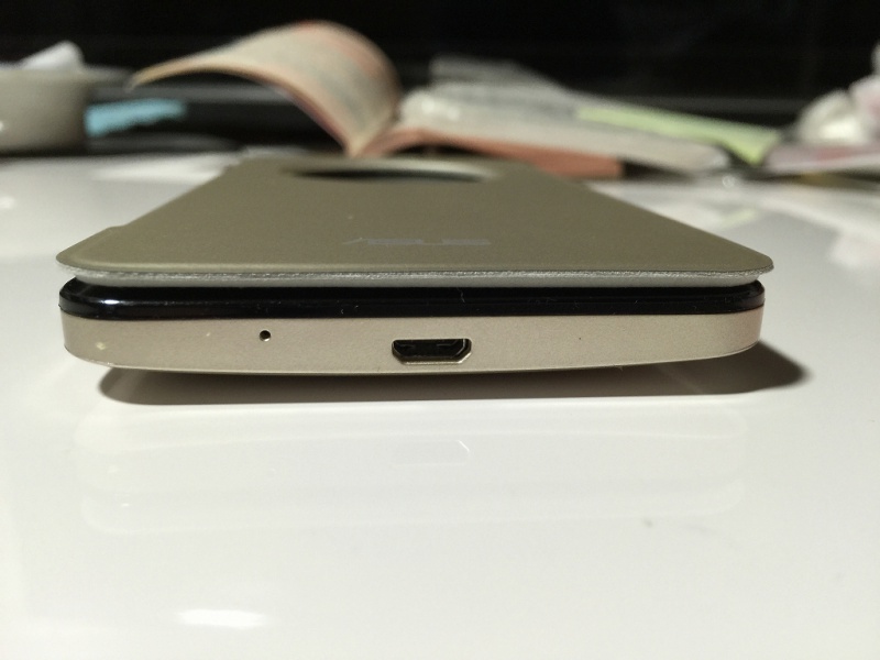 Zenfone5用フリップカバー 閉じた厚み
